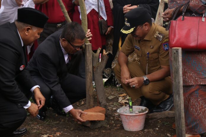 Pj Wali Kota Suprayitno meletakkan batu pertama pembangunan Tugu SPG Negeri Payakumbuh