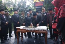 Penjabat Wali Kota Payakumbuh, Suprayitno, meresmikan Monumen Sekolah Pendidikan Guru (SPG) di halaman Balai Kota Payakumbuh, simbol penghargaan bagi para guru sebagai pahlawan pendidikan.