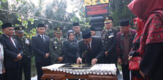 Penjabat Wali Kota Payakumbuh, Suprayitno, meresmikan Monumen Sekolah Pendidikan Guru (SPG) di halaman Balai Kota Payakumbuh, simbol penghargaan bagi para guru sebagai pahlawan pendidikan.