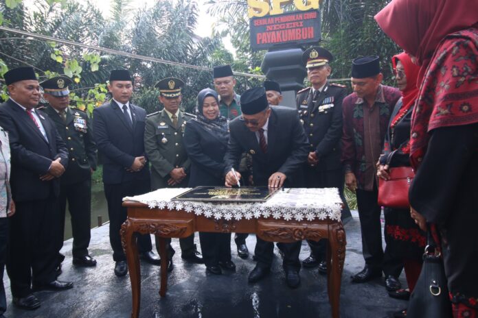 Penjabat Wali Kota Payakumbuh, Suprayitno, meresmikan Monumen Sekolah Pendidikan Guru (SPG) di halaman Balai Kota Payakumbuh, simbol penghargaan bagi para guru sebagai pahlawan pendidikan.