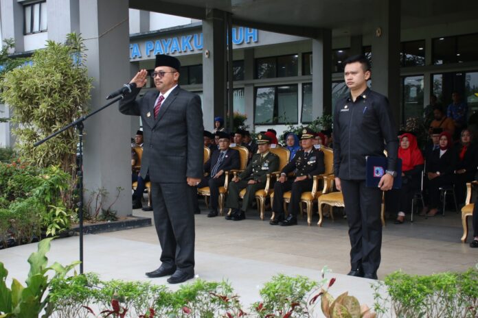 Upacara peringatan Hari Pahlawan di Halaman Balai Kota Payakumbuh, dihadiri oleh jajaran Forkopimda, ASN, mahasiswa, pelajar, dan organisasi masyarakat.