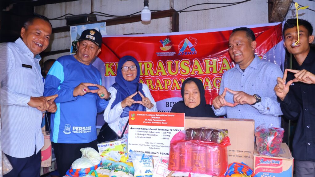 Seorang lansia menerima bantuan perlengkapan warung kopi dari Wakil Wali Kota Payakumbuh dan tim Sentra Abiseka Pekanbaru