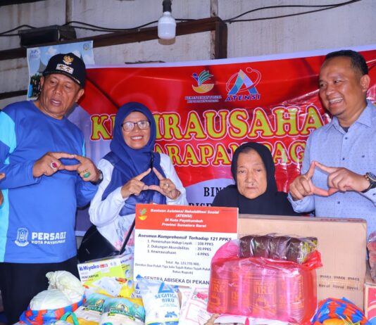 Seorang lansia menerima bantuan perlengkapan warung kopi dari Wakil Wali Kota Payakumbuh dan tim Sentra Abiseka Pekanbaru