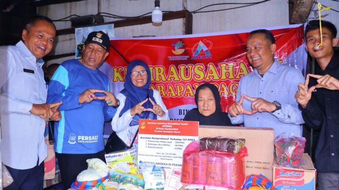 Penyerahan Bantuan Kewirausahaan kepada Lansia di Payakumbuh Seorang lansia menerima bantuan perlengkapan warung kopi dari Wakil Wali Kota Payakumbuh dan tim Sentra Abiseka Pekanbaru