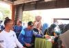 Wakil Wali Kota Payakumbuh sedang menjalani pemeriksaan kesehatan oleh petugas medis dan ASN lainnya dalam kegiatan skrining kesehatan.