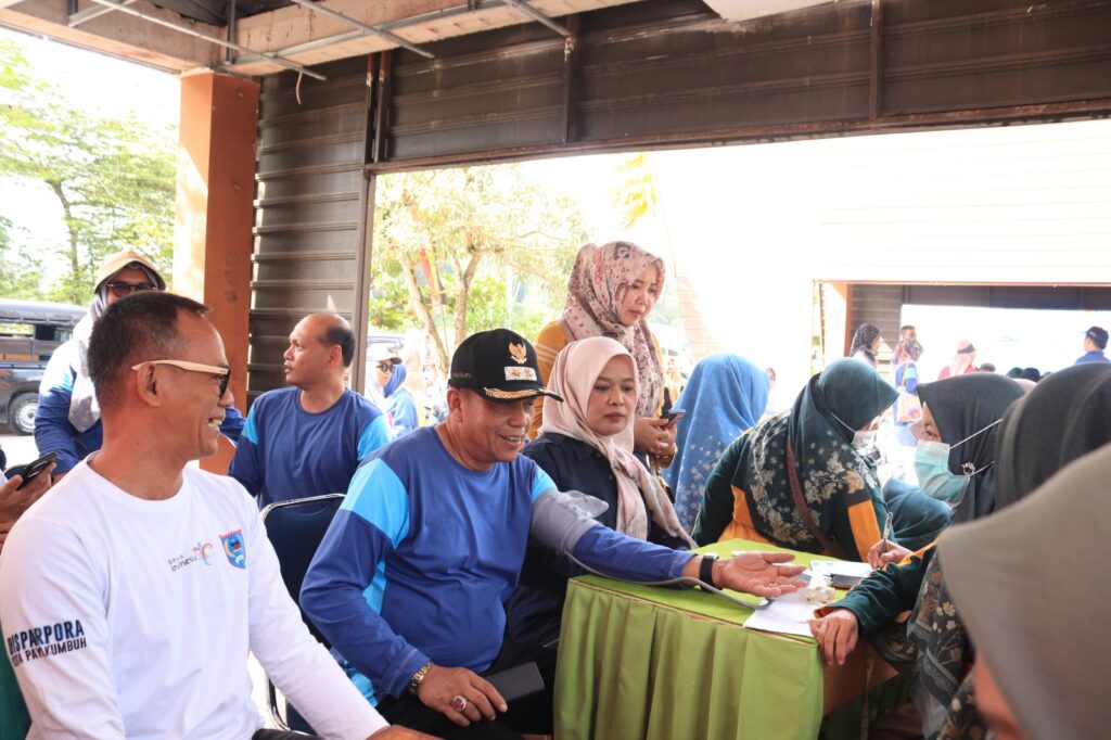 Wakil Wali Kota Payakumbuh sedang menjalani pemeriksaan kesehatan oleh petugas medis dan ASN lainnya dalam kegiatan skrining kesehatan.