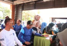 Wakil Wali Kota Payakumbuh sedang menjalani pemeriksaan kesehatan oleh petugas medis dan ASN lainnya dalam kegiatan skrining kesehatan.