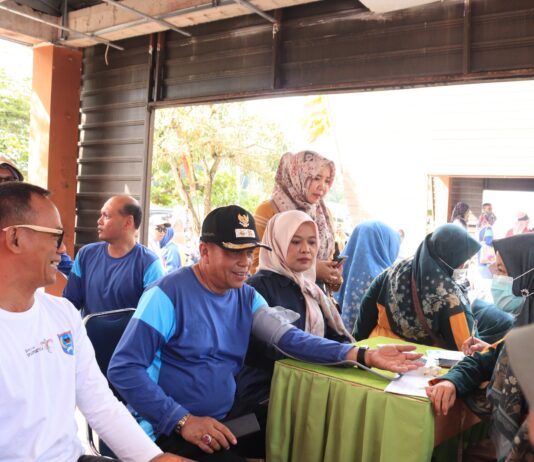 Wakil Wali Kota Payakumbuh sedang menjalani pemeriksaan kesehatan oleh petugas medis dan ASN lainnya dalam kegiatan skrining kesehatan.
