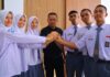 Enam Siswa Calon calon Pasukan Pengibar Bendera Pusaka (Paskibraka) mengobarkan semangat kebersamaan dan solidaritas