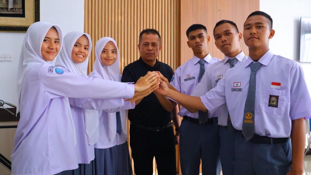 Enam Siswa Calon calon Pasukan Pengibar Bendera Pusaka (Paskibraka) mengobarkan semangat kebersamaan dan solidaritas