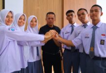 Enam Siswa Calon calon Pasukan Pengibar Bendera Pusaka (Paskibraka) mengobarkan semangat kebersamaan dan solidaritas