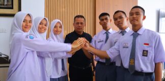 Enam Siswa Calon calon Pasukan Pengibar Bendera Pusaka (Paskibraka) mengobarkan semangat kebersamaan dan solidaritas