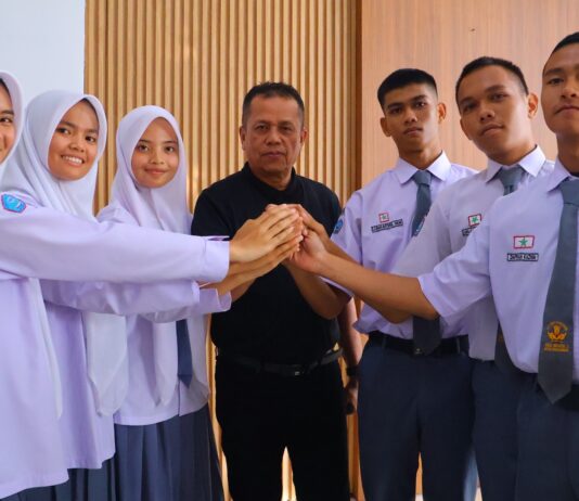 Enam Siswa Calon calon Pasukan Pengibar Bendera Pusaka (Paskibraka) mengobarkan semangat kebersamaan dan solidaritas