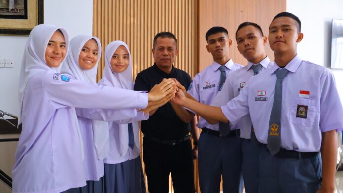 Calon Paskibraka Payakumbuh Siap Harumkan Nama Daerah di Tingkat Nasional Enam Siswa Calon calon Pasukan Pengibar Bendera Pusaka (Paskibraka) mengobarkan semangat kebersamaan dan solidaritas