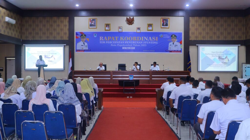 Suasana Rapat Koordinasi Tim Percepatan Penurunan Stunting Kota Payakumbuh tahun 2025 yang berlangsung di Aula Ngalau Balai Kota, dengan peserta dari berbagai OPD dan elemen masyarakat.