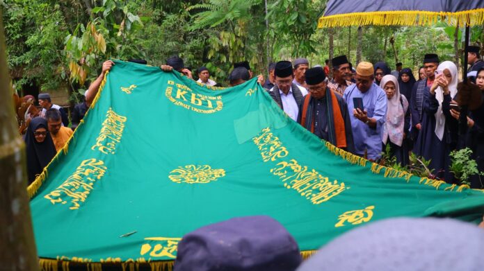 Momen Haru Pemakaman Guru Wali Kota Zulmaeta di Kampung Halaman