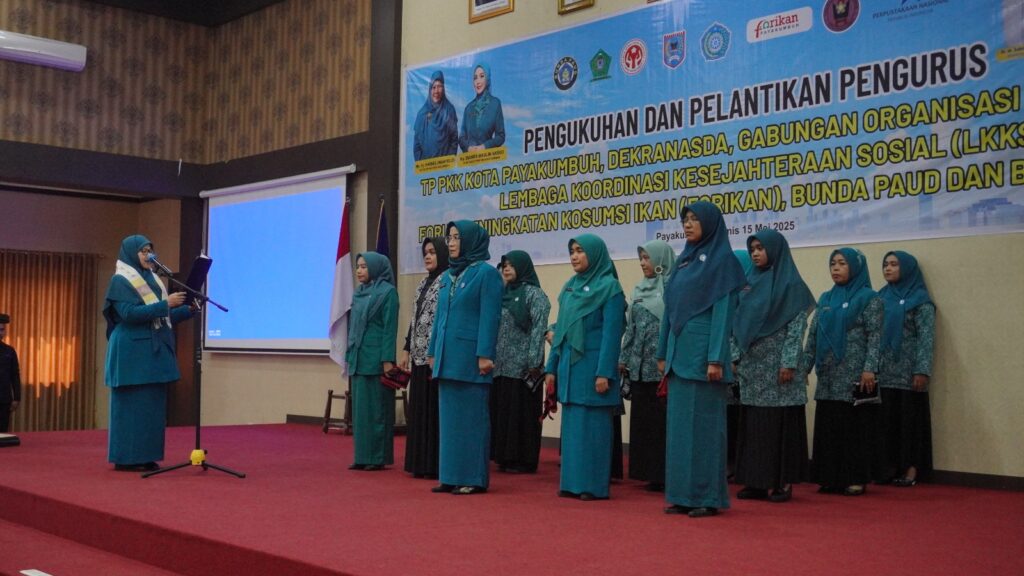 Pelantikan pengurus organisasi perempuan Kota Payakumbuh oleh Ketua TP-PKK Provinsi di atas panggung Aula Balai Kota.
