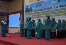 Pelantikan pengurus organisasi perempuan Kota Payakumbuh oleh Ketua TP-PKK Provinsi di atas panggung Aula Balai Kota.