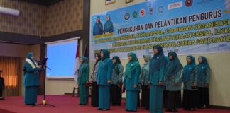 Pelantikan pengurus organisasi perempuan Kota Payakumbuh oleh Ketua TP-PKK Provinsi di atas panggung Aula Balai Kota.