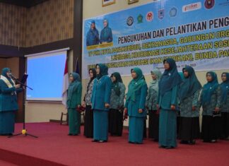 Pelantikan pengurus organisasi perempuan Kota Payakumbuh oleh Ketua TP-PKK Provinsi di atas panggung Aula Balai Kota.