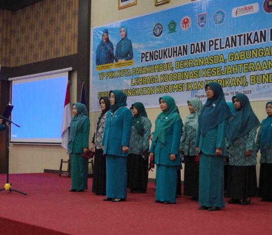 Pelantikan pengurus organisasi perempuan Kota Payakumbuh oleh Ketua TP-PKK Provinsi di atas panggung Aula Balai Kota.