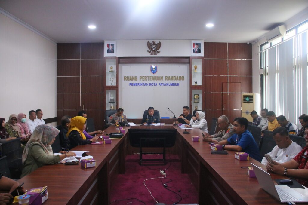 Rapat koordinasi di Ruang Pertemuan Randang, Pemerintah Kota Payakumbuh, bersama jajaran OPD dan aparat keamanan.