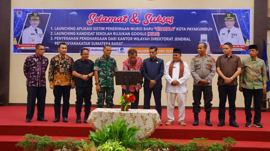 Wakil Wali Kota Payakumbuh bersama Forkopimda dan pejabat daerah meresmikan peluncuran aplikasi DISAKOLA dan program KSRG di Aula Balai Kota Payakumbuh.