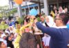 Anak-anak TK dan orang tua menyambut antusias pelepasan balon saat pembukaan PORSENI 2025 di halaman Balai Kota Payakumbuh.