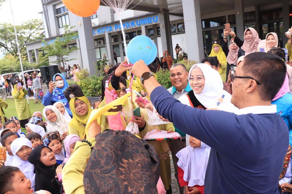 Anak-anak TK dan orang tua menyambut antusias pelepasan balon saat pembukaan PORSENI 2025 di halaman Balai Kota Payakumbuh.