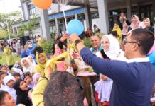 Anak-anak TK dan orang tua menyambut antusias pelepasan balon saat pembukaan PORSENI 2025 di halaman Balai Kota Payakumbuh.