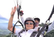 Wakil Wali Kota Payakumbuh Elzadaswarman terbang tandem paralayang dari Puncak Lontiak, Sumatera Barat.