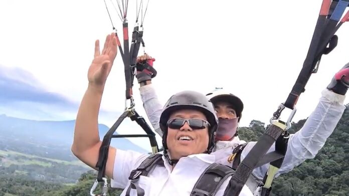 Elzadaswarman Coba Paralayang Pertama Kali di Jambore Sumbar 2025 Wakil Wali Kota Payakumbuh Elzadaswarman terbang tandem paralayang dari Puncak Lontiak, Sumatera Barat.