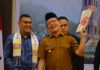 Wali Kota Payakumbuh Zulmaeta dan Wakil Menteri ATR/BPN RI Ossy Dermawan tersenyum saat acara sosialisasi pendaftaran tanah ulayat di Balaikota Payakumbuh.