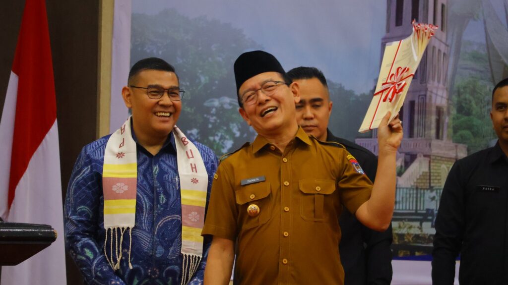 Wali Kota Payakumbuh Zulmaeta dan Wakil Menteri ATR/BPN RI Ossy Dermawan tersenyum saat acara sosialisasi pendaftaran tanah ulayat di Balaikota Payakumbuh.
