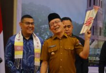 Wali Kota Payakumbuh Zulmaeta dan Wakil Menteri ATR/BPN RI Ossy Dermawan tersenyum saat acara sosialisasi pendaftaran tanah ulayat di Balaikota Payakumbuh.
