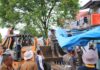 Petugas Satpol PP dan tim terpadu membongkar bangunan liar dengan bantuan alat berat di Payakumbuh.