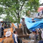 Petugas Satpol PP dan tim terpadu membongkar bangunan liar dengan bantuan alat berat di Payakumbuh.