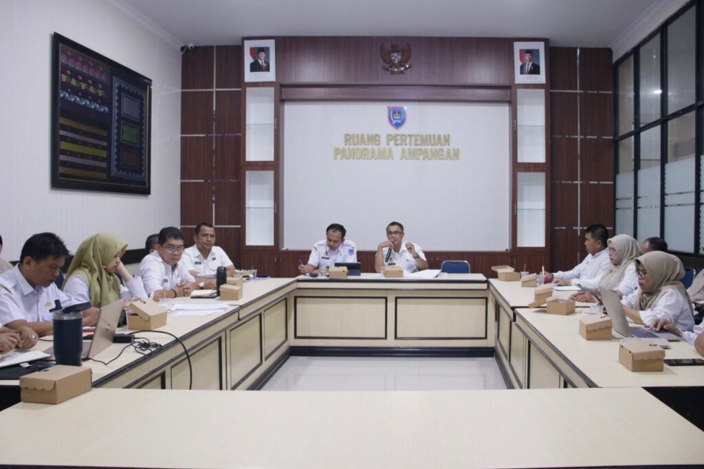 Sekretaris Daerah Kota Payakumbuh Rida Ananda memimpin rapat evaluasi reformasi birokrasi bersama jajaran OPD di Ruang Pertemuan Panorama Ampangan.