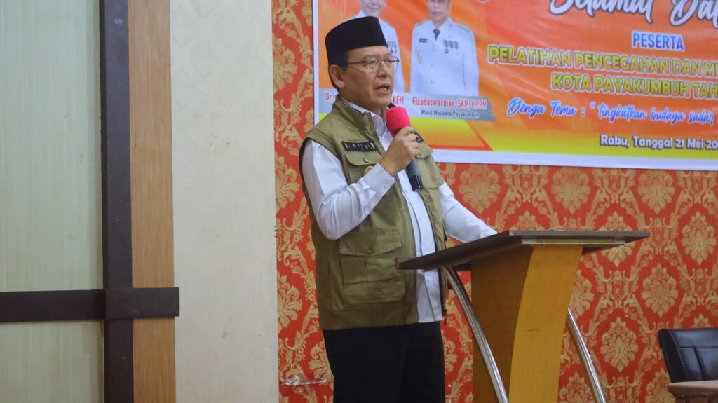Wali Kota Payakumbuh sedang memberikan sambutan dalam kegiatan pelatihan pencegahan dan mitigasi bencana tahun 2025.