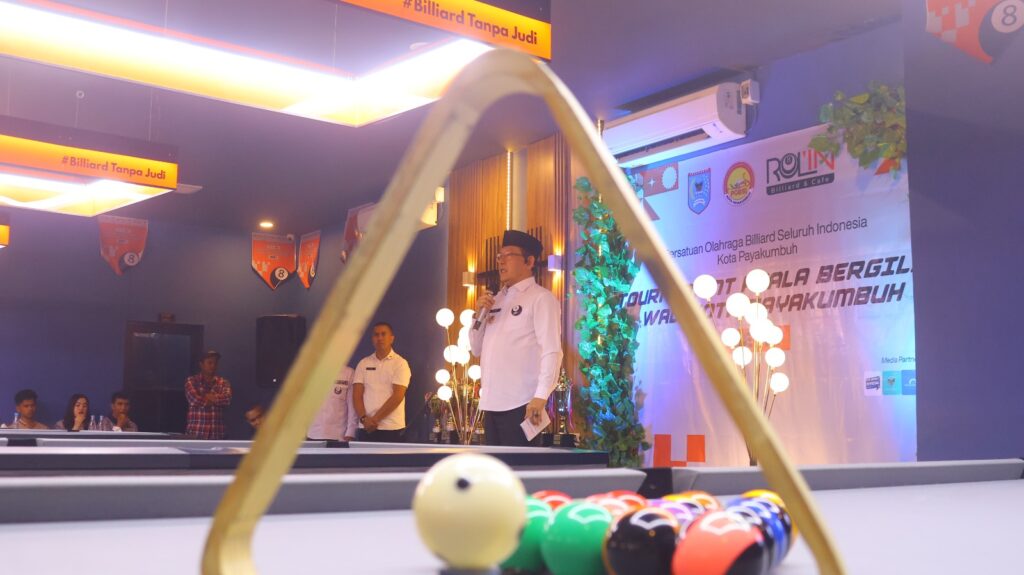 Wali Kota Payakumbuh memberikan sambutan saat membuka Turnamen Biliar Piala Bergilir Wali Kota Payakumbuh di Rol'in Billiard & Café.