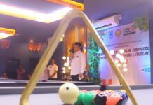 Wali Kota Payakumbuh memberikan sambutan saat membuka Turnamen Biliar Piala Bergilir Wali Kota Payakumbuh di Rol'in Billiard & Café.