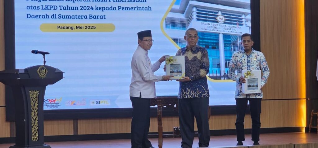 Walikota Payakumbuh dan Ketua DPRD saat acara penyerahan Laporan Hasil Pemeriksaan (LHP) oleh BPK-RI Perwakilan Sumatera Barat