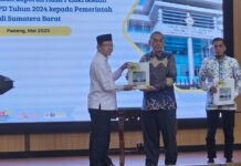 Walikota Payakumbuh dan Ketua DPRD saat acara penyerahan Laporan Hasil Pemeriksaan (LHP) oleh BPK-RI Perwakilan Sumatera Barat