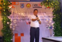 Wakil walikota Payakumbuh menyampaikan sambutan pada penutupan Turnamen Biliar 9-Ball Piala Bergilir Wali Kota Payakumbuh Seri I di Rol'in Billiard & Cafe, Kamis (22/05/2025).