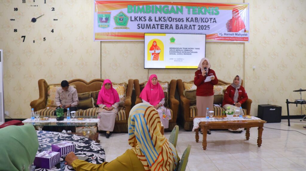 Ketua LKKS Kota Payakumbuh Eni Muis Zulmaeta menyampaikan sambutan dalam kegiatan Bimbingan Teknis LKKS dan LKS se-Sumatera Barat di Pendopo Rumah Dinas Wali Kota.