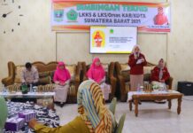 Ketua LKKS Kota Payakumbuh Eni Muis Zulmaeta menyampaikan sambutan dalam kegiatan Bimbingan Teknis LKKS dan LKS se-Sumatera Barat di Pendopo Rumah Dinas Wali Kota.