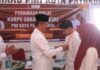 Wakil Wali Kota Payakumbuh, Elzadaswarman, memasangkan tanda peserta kepada relawan dalam pembukaan Diklat KSR PMI Kota Payakumbuh, 23 Mei 2025.