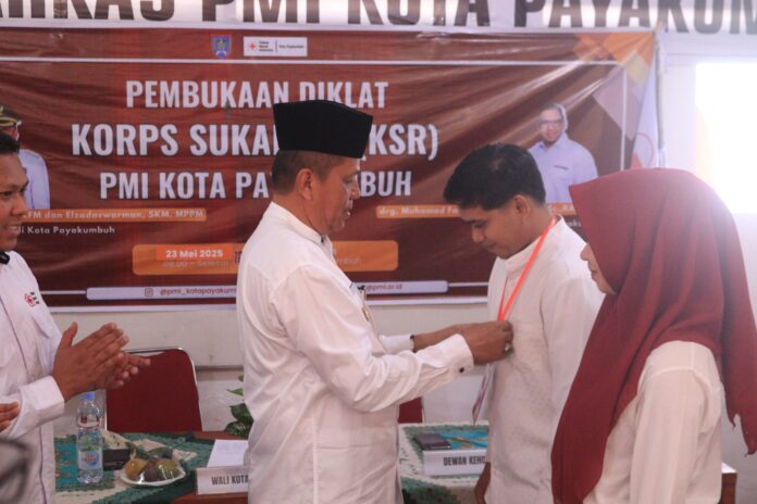 Pembukaan Diklat KSR PMI Kota Payakumbuh oleh Wawako Elzadaswarman Wakil Wali Kota Payakumbuh, Elzadaswarman, memasangkan tanda peserta kepada relawan dalam pembukaan Diklat KSR PMI Kota Payakumbuh, 23 Mei 2025.