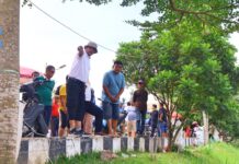 Wakil Wali Kota Payakumbuh Elzadaswarman melakukan peninjauan langsung di kawasan ruang publik Batang Agam, didampingi sejumlah pejabat dan warga.