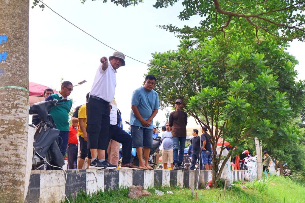 Wakil Wali Kota Payakumbuh Elzadaswarman melakukan peninjauan langsung di kawasan ruang publik Batang Agam, didampingi sejumlah pejabat dan warga.